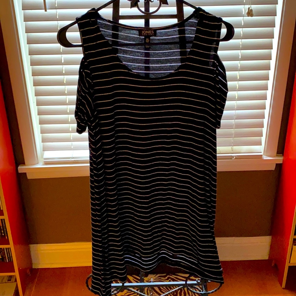 A black and white Jones New York T-shirt